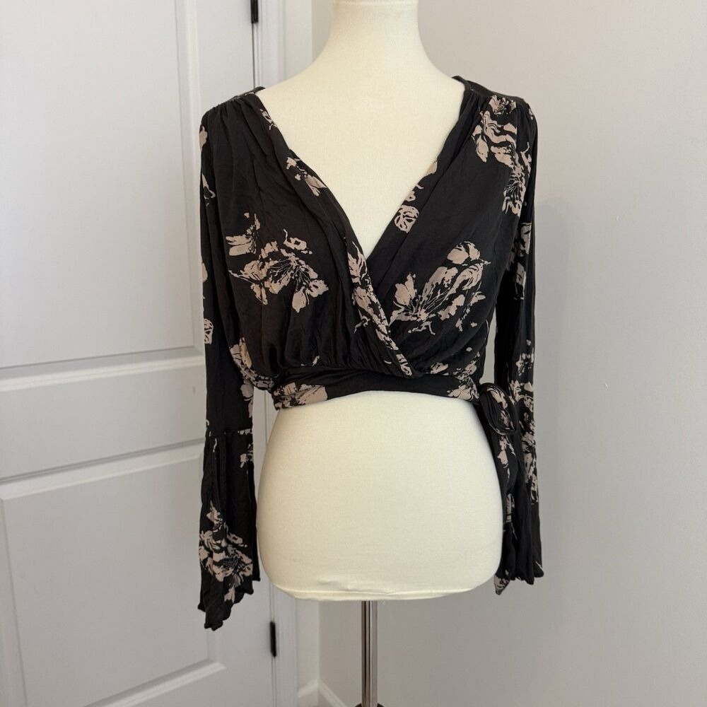 Free People Women's Fiona Floral Boho Black Wrap‎ Blouse Size XS Bell Sleeve